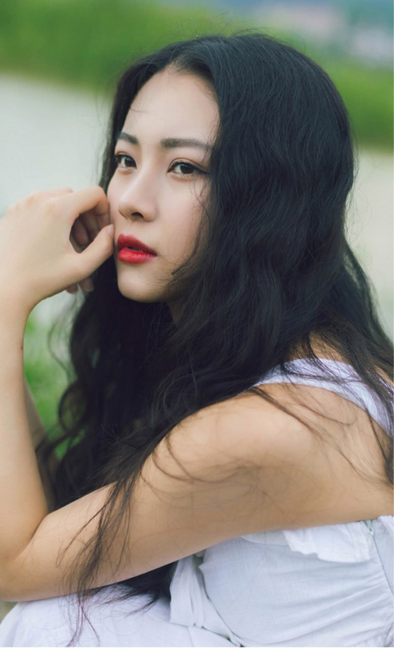 嘴含花气质美女长卷发撑伞白纱裙诱惑户外写真