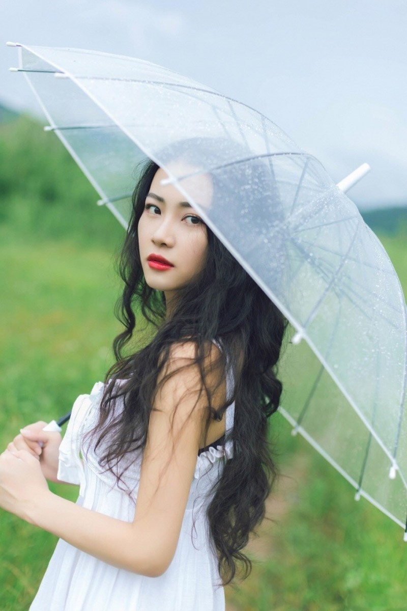 嘴含花气质美女长卷发撑伞白纱裙诱惑户外写真