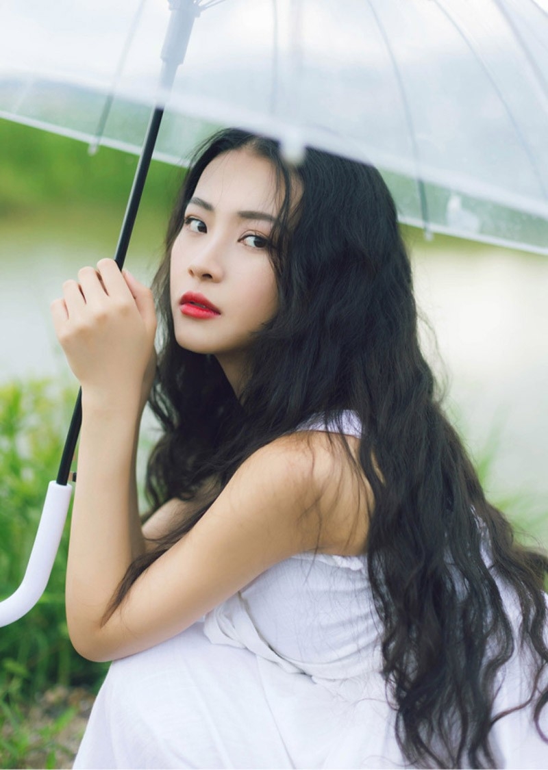 嘴含花气质美女长卷发撑伞白纱裙诱惑户外写真