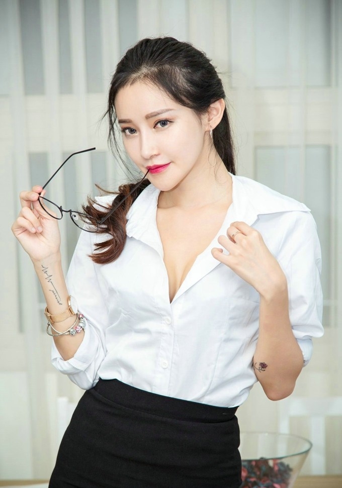 办公室白领美女秘书OL制服开胸露蕾丝内衣写真