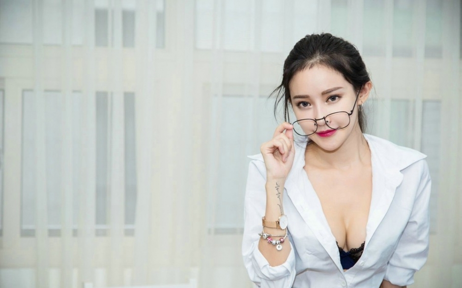 办公室白领美女秘书OL制服开胸露蕾丝内衣写真