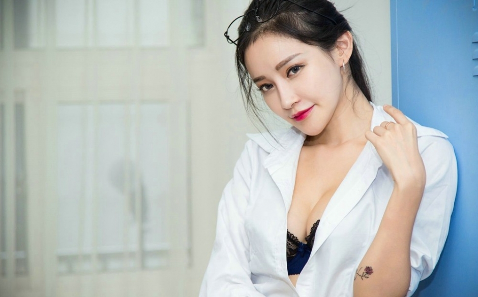 办公室白领美女秘书OL制服开胸露蕾丝内衣写真