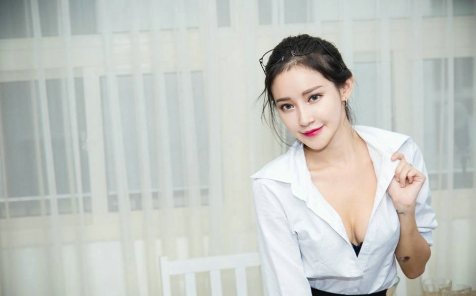 办公室白领美女秘书OL制服开胸露蕾丝内衣写真