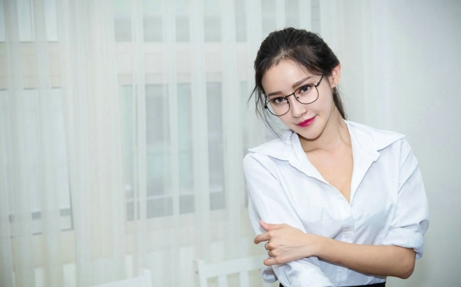 办公室白领美女秘书OL制服开胸露蕾丝内衣写真