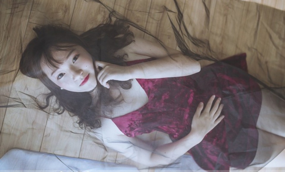 清纯美女睡衣诱惑大露香肩美腿性感写真