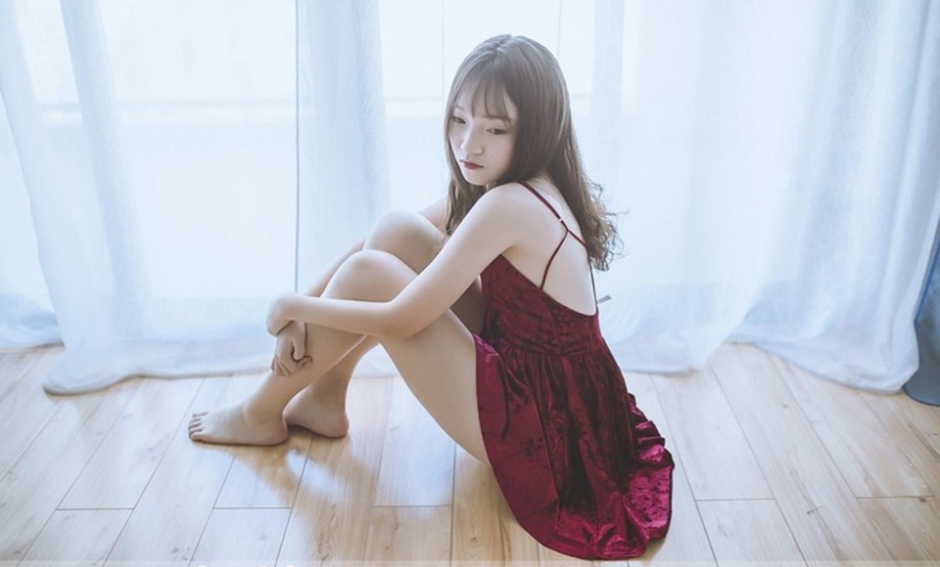 清纯美女睡衣诱惑大露香肩美腿性感写真