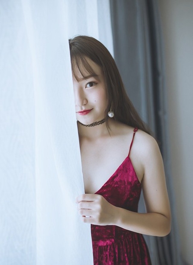 清纯美女睡衣诱惑大露香肩美腿性感写真