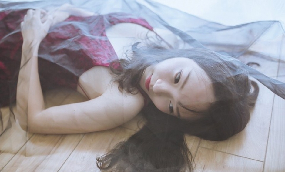 清纯美女睡衣诱惑大露香肩美腿性感写真