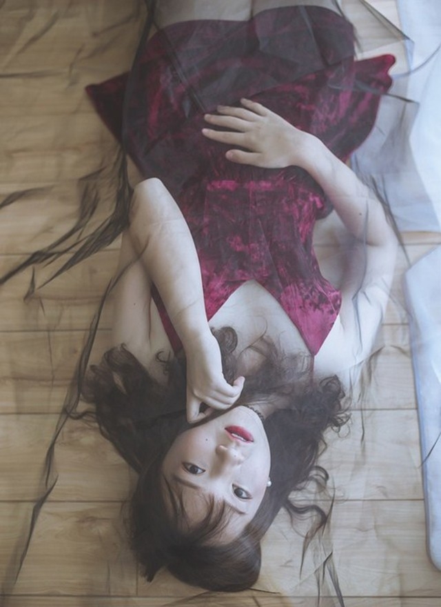 清纯美女睡衣诱惑大露香肩美腿性感写真