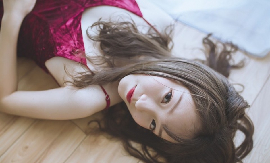 清纯美女睡衣诱惑大露香肩美腿性感写真