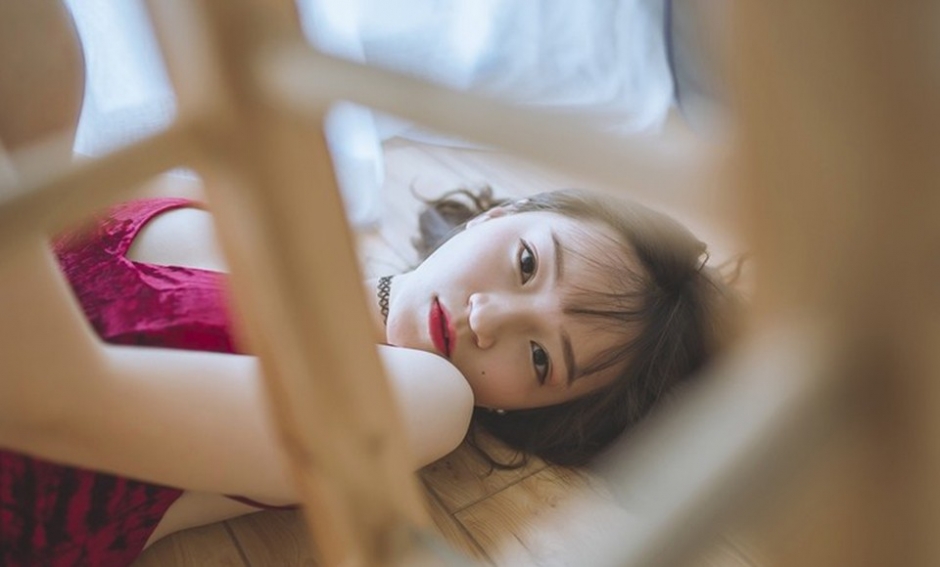 清纯美女睡衣诱惑大露香肩美腿性感写真