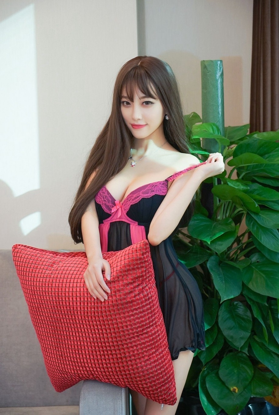 性感美女吊带睡衣大秀巨乳撩人惹火写真