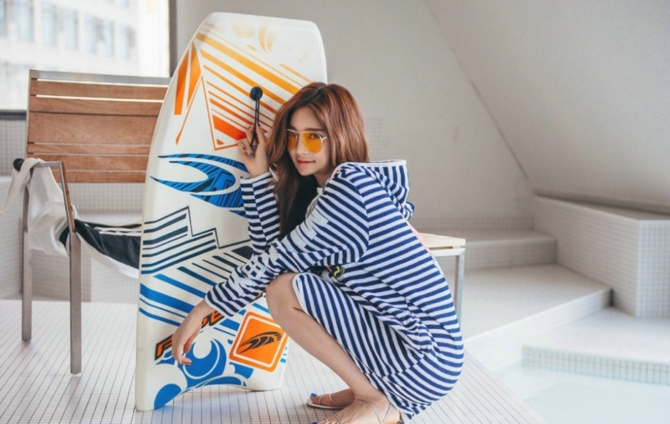 长卷发美腿气质比基尼美女平坦小腹诱人美乳写真