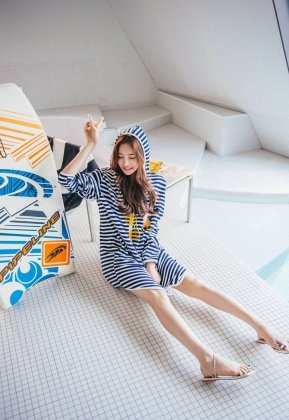 长卷发美腿气质比基尼美女平坦小腹诱人美乳写真