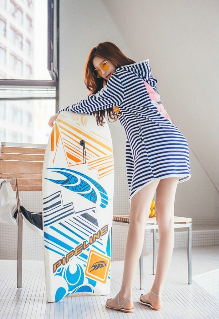 长卷发美腿气质比基尼美女平坦小腹诱人美乳写真