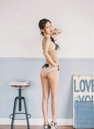 裸色内衣美女秀出性感美胸眼神勾人大胆私房写真