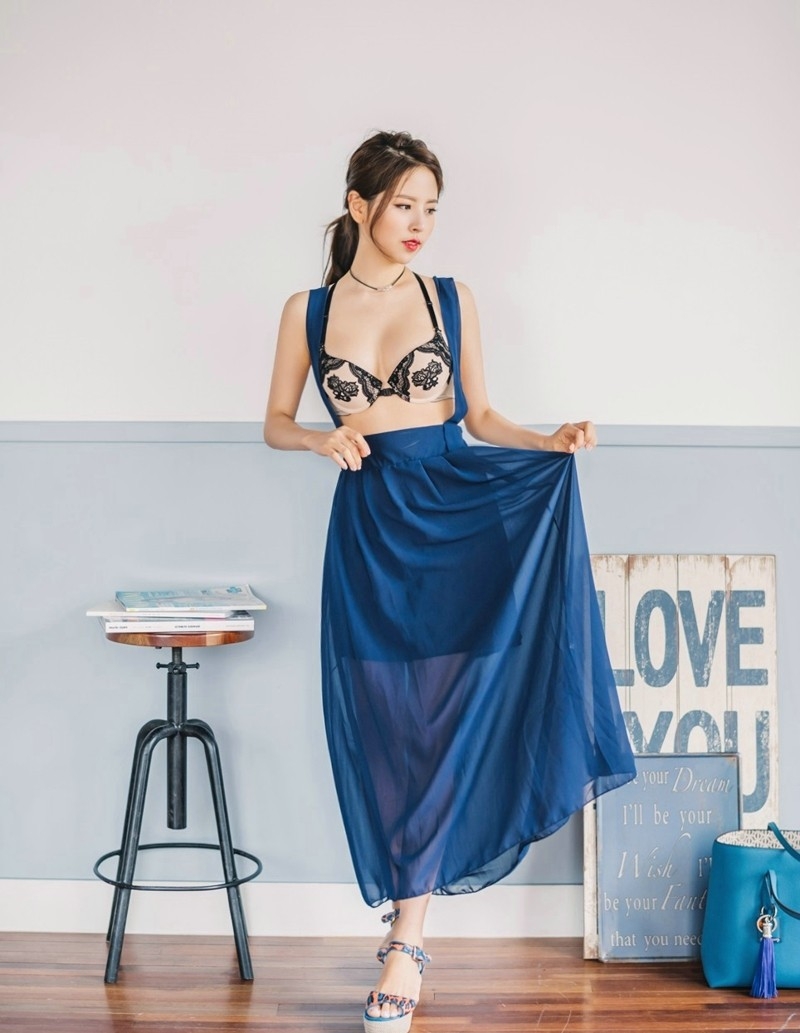 裸色内衣美女秀出性感美胸眼神勾人大胆私房写真