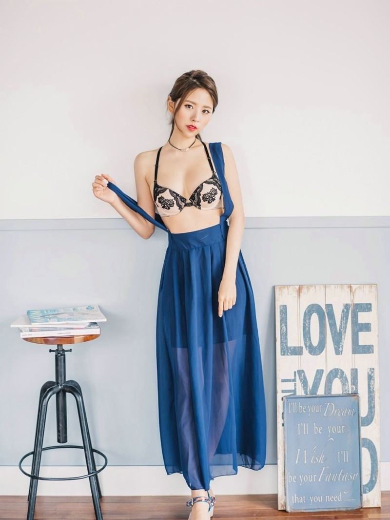 裸色内衣美女秀出性感美胸眼神勾人大胆私房写真