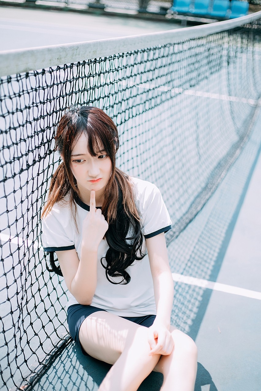 粉脸肉嘟嘟美女操场上小清新校服高清写真