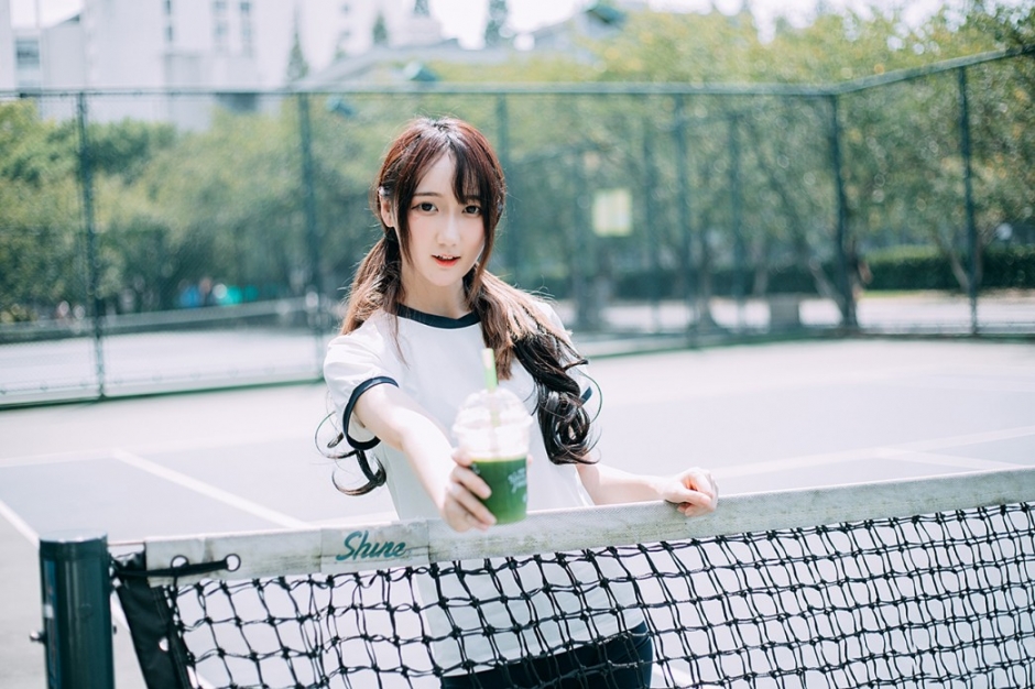 粉脸肉嘟嘟美女操场上小清新校服高清写真