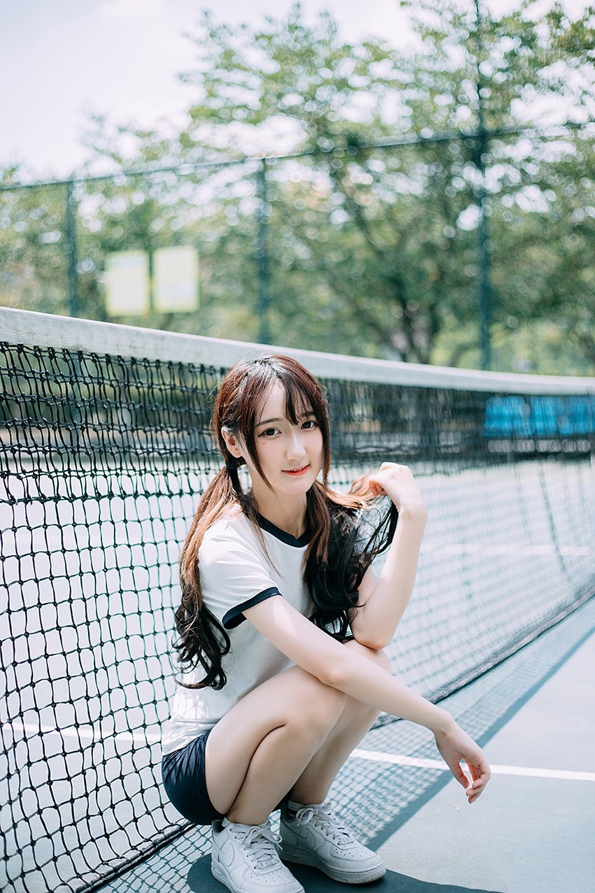 粉脸肉嘟嘟美女操场上小清新校服高清写真