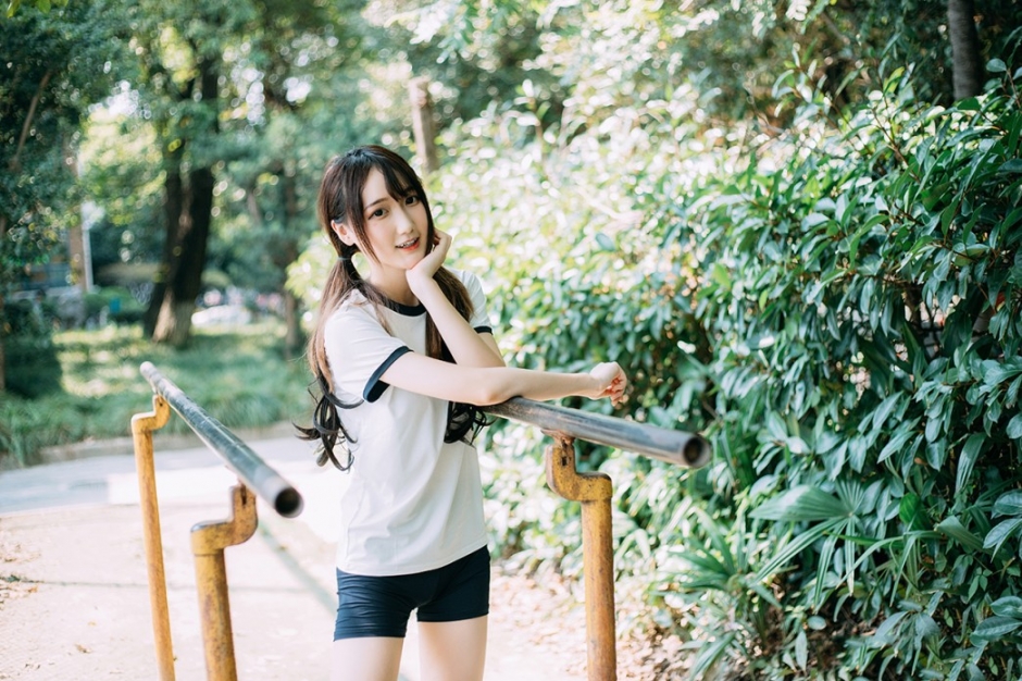 粉脸肉嘟嘟美女操场上小清新校服高清写真