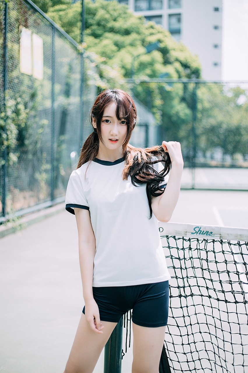 粉脸肉嘟嘟美女操场上小清新校服高清写真