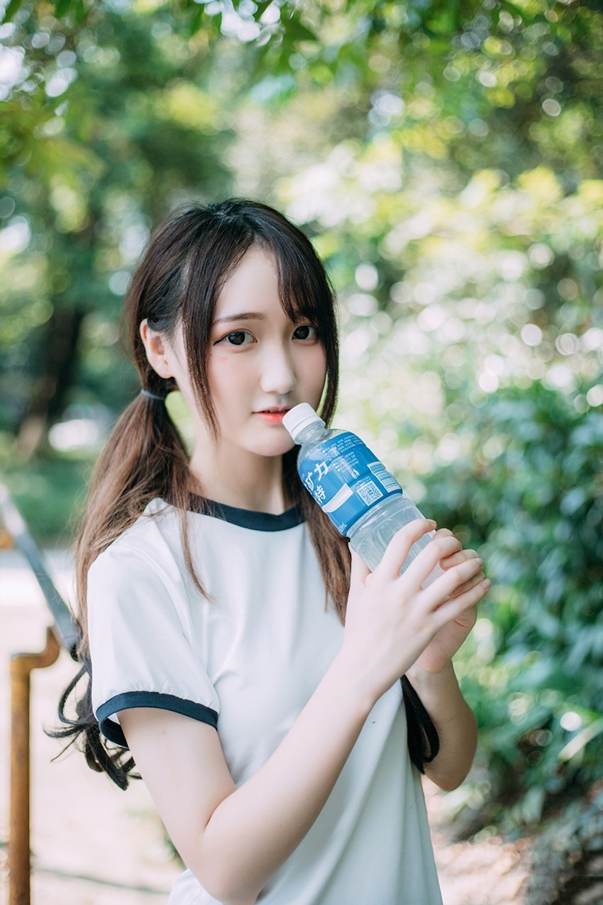 粉脸肉嘟嘟美女操场上小清新校服高清写真