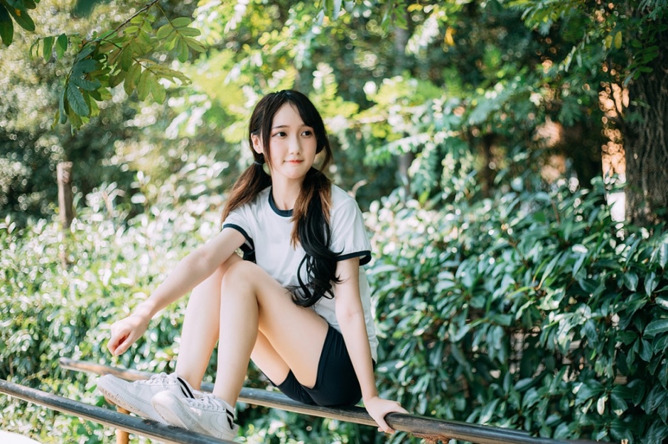 粉脸肉嘟嘟美女操场上小清新校服高清写真