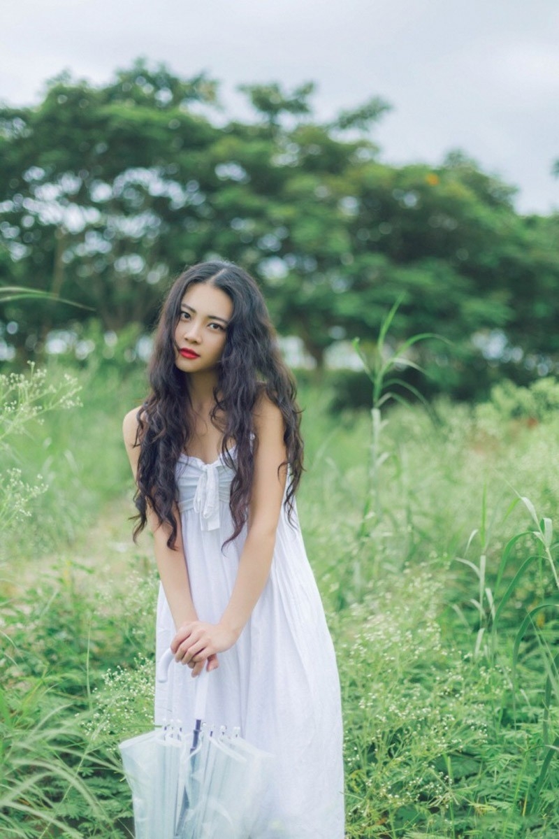 嘴含花气质美女长卷发撑伞白纱裙诱惑户外写真