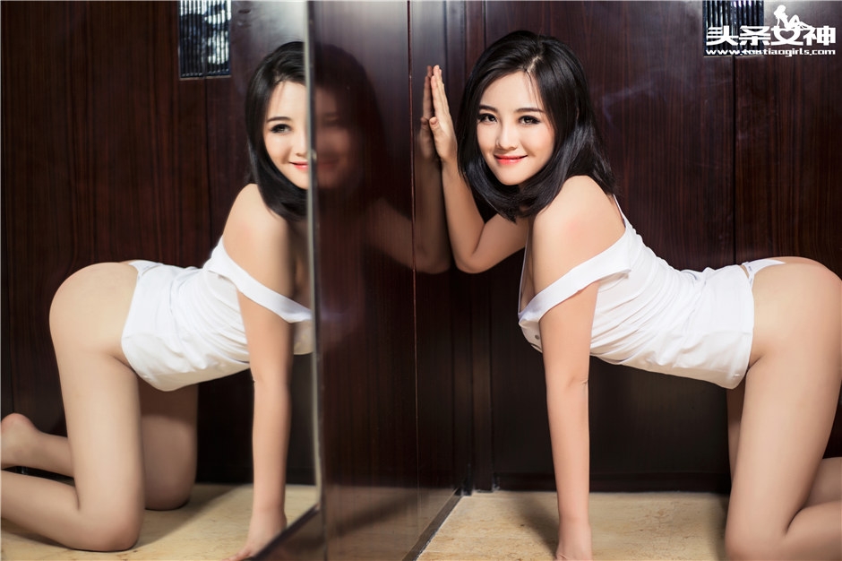 丰满大胸性感吊带美女妖娆掐腰姿势裸臀诱惑人体艺术写真图片