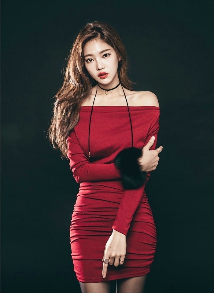 裸肩小蛮腰性感美模红色包臀裙风韵犹存写真图片