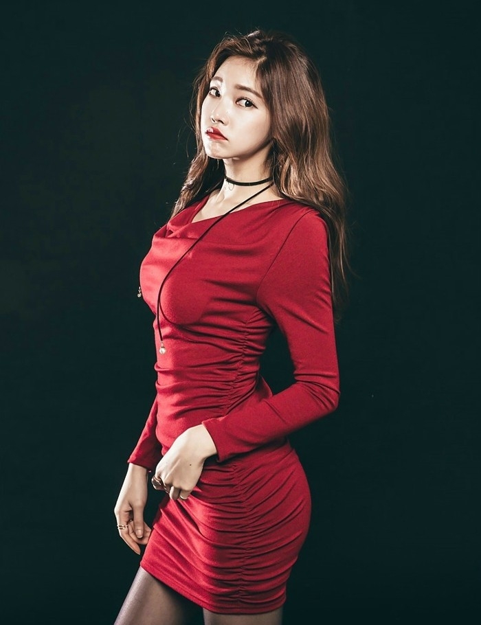 裸肩小蛮腰性感美模红色包臀裙风韵犹存写真图片