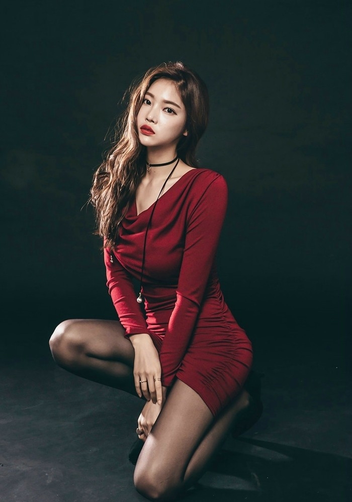 裸肩小蛮腰性感美模红色包臀裙风韵犹存写真图片