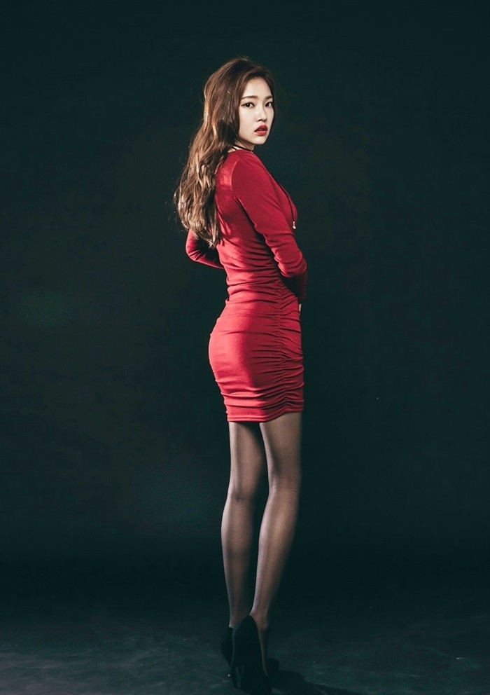 裸肩小蛮腰性感美模红色包臀裙风韵犹存写真图片