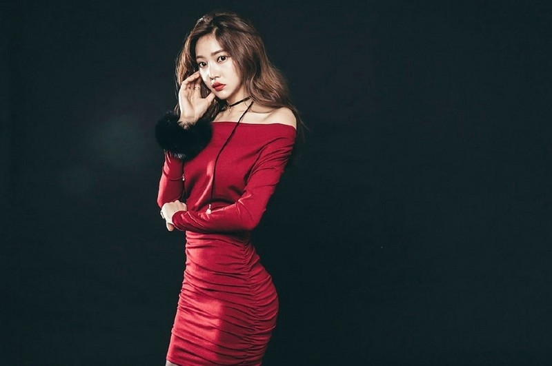 裸肩小蛮腰性感美模红色包臀裙风韵犹存写真图片