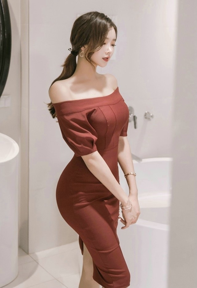 裸肩小蛮腰性感美模红色包臀裙风韵犹存写真图片