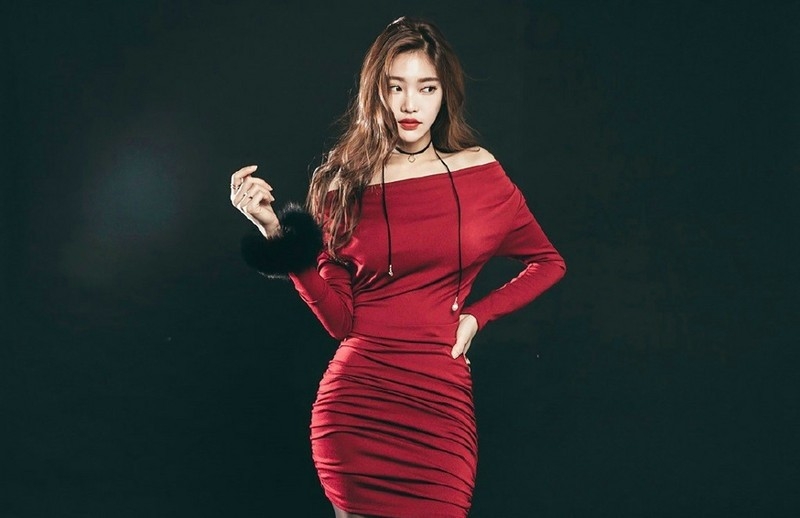 裸肩小蛮腰性感美模红色包臀裙风韵犹存写真图片