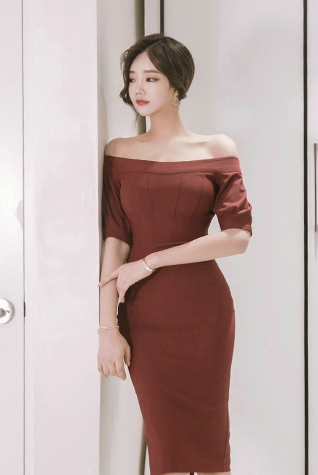 裸肩小蛮腰性感美模红色包臀裙风韵犹存写真图片