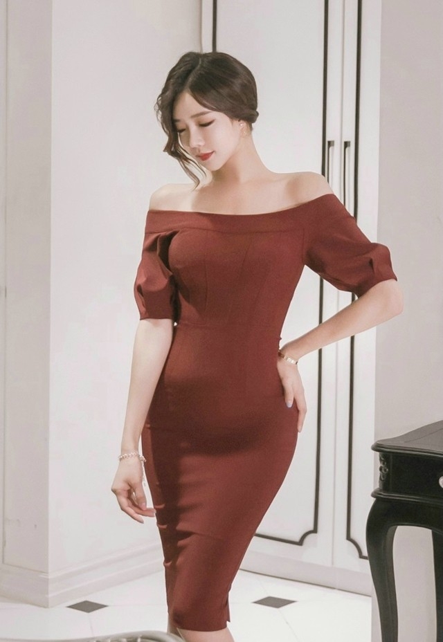 裸肩小蛮腰性感美模红色包臀裙风韵犹存写真图片