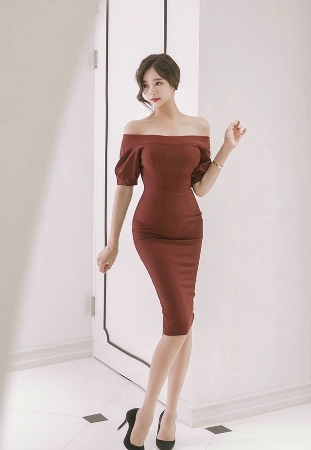 裸肩小蛮腰性感美模红色包臀裙风韵犹存写真图片