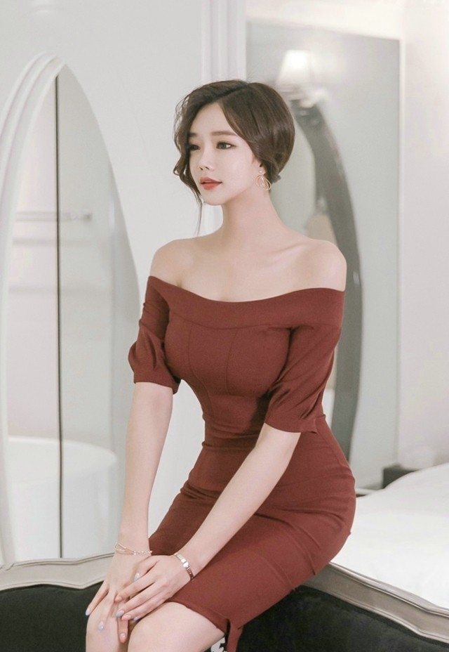 裸肩小蛮腰性感美模红色包臀裙风韵犹存写真图片