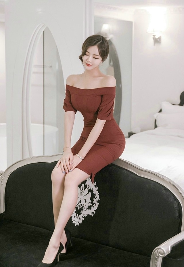 裸肩小蛮腰性感美模红色包臀裙风韵犹存写真图片