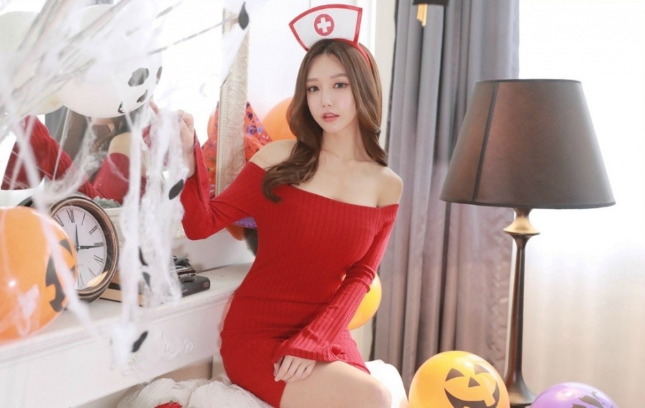 锥子脸前凸后翘网红美女性感露肩护士帽迷人诱惑写真