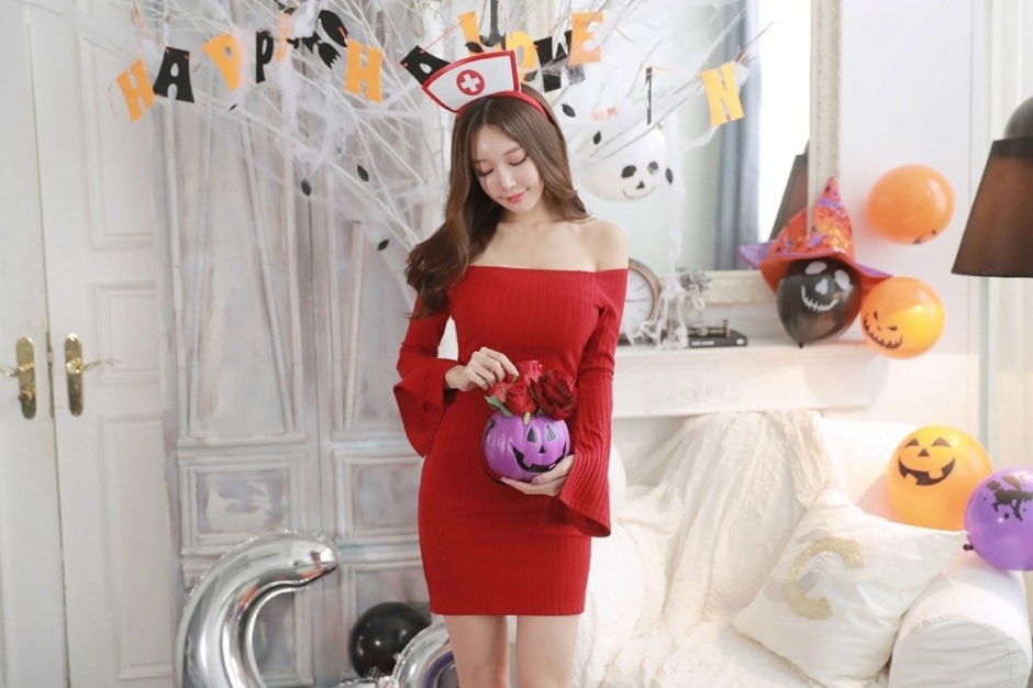 锥子脸前凸后翘网红美女性感露肩护士帽迷人诱惑写真