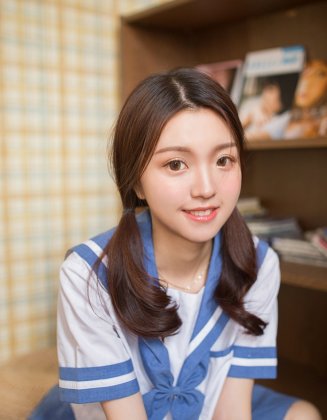 日系小清新校服美女木屋里唯美养眼写真