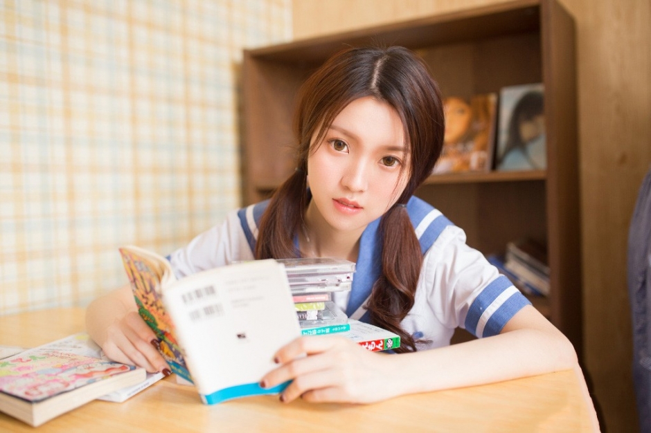 日系小清新校服美女木屋里唯美养眼写真