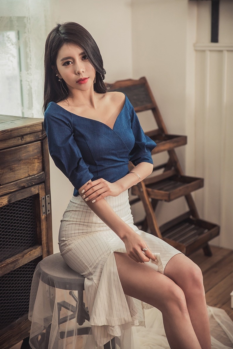 高跟美腿地板上美女姿势妩媚秀酥胸美肩性感娇艳图片