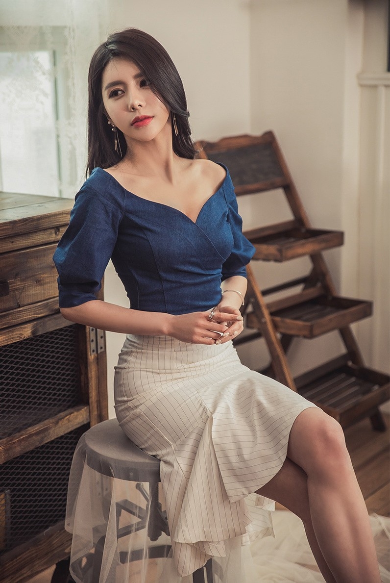 高跟美腿地板上美女姿势妩媚秀酥胸美肩性感娇艳图片