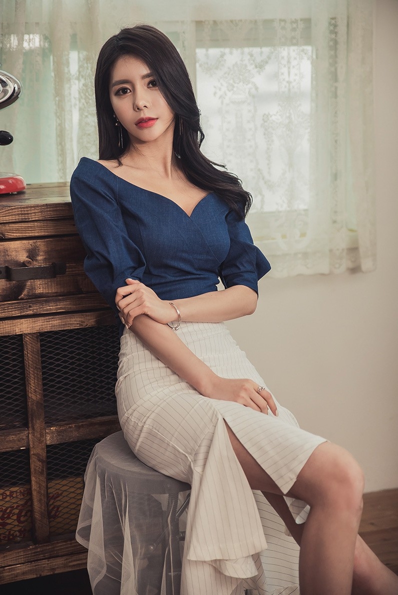 高跟美腿地板上美女姿势妩媚秀酥胸美肩性感娇艳图片